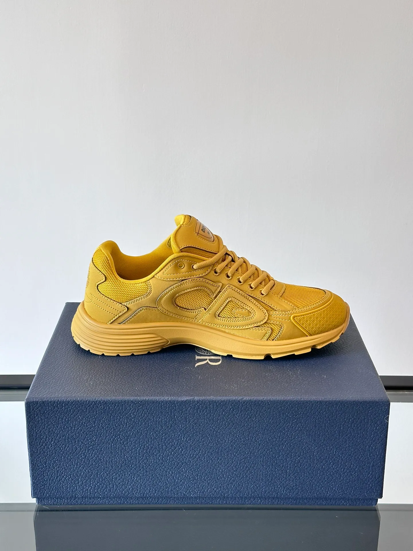 p400《Dio*》Dior B30 series sports shoes, multi-color mesh fabric and multi-color technical fabrics, this season's new B30 low-top sports shoes are one of the flagship styles of the series. Crafted from multicolor mesh and technical fabrics, it's finished with a reflective "CD30" graphic and silver-toned "DIOR B30" and "CD30" logos on the heel and tongue. An extra-light, sculpted rubber sole with signature accents adds style, while internal stretch details create ideal comfort. It can be matched with various casual styles to show a fashionable and modern sports style. Size: 38-44 (45-46 customized)